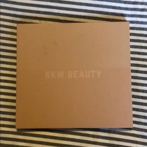 KKW beauty highlighter palette